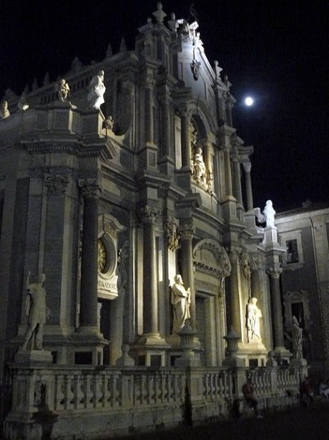 (25) Catania by night 